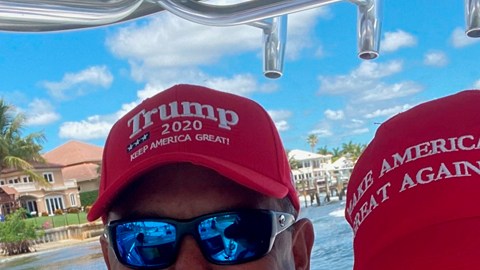 Carlos Gavidia junto a su esposa en la caravana.