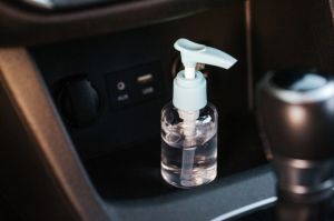 Por qué no debes dejar gel desinfectante con alcohol dentro de tu auto