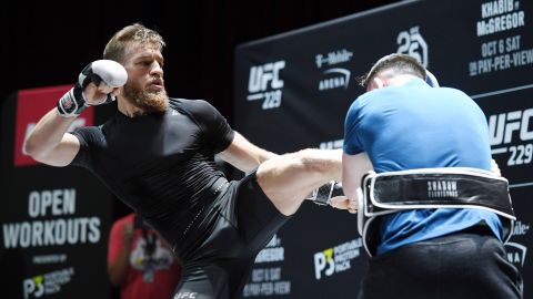 Conor McGregor afrontará lo que se le presente luego de golpear a un hombre en un bar.