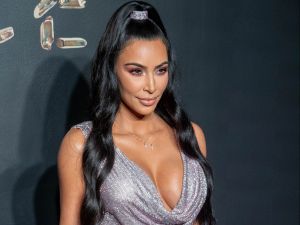 Kim Kardashian derrocha sensualidad con un revelador body dorado que expone por completo sus ardientes caderas