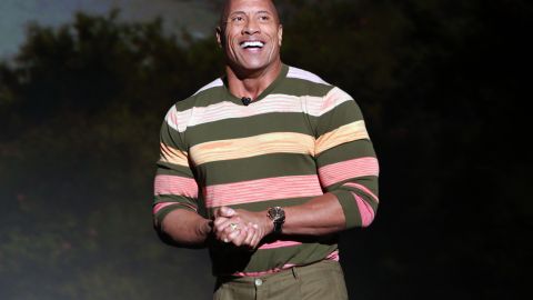 Dwayne Johnson se dio un tiempo para salir de fiesta.