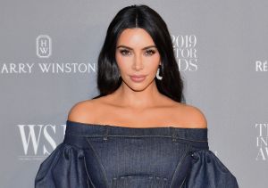 Kim Kardashian se deja ver sin sostén y de amarillo