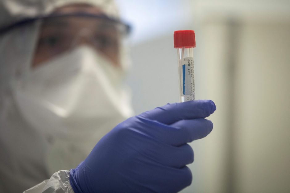Un enfermo, crítico por coronavirus, asegura que un nuevo medicamento le salvó la vida