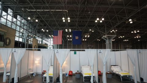 En el Javits Center, en Manhattan, se colocaron cientos de camas de hospital.