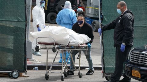 Un cadáver es sacado de un hospital en Brooklyn.