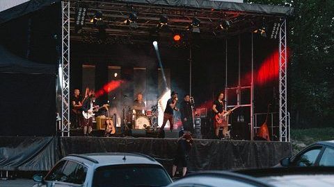 Los eventos masivos a bordo del auto únicamente permiten a dos personas como máximo por vehículo.