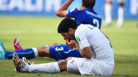 En Brasil 2014, Luis Suárez mordió al italiano Giorgo Chiellini