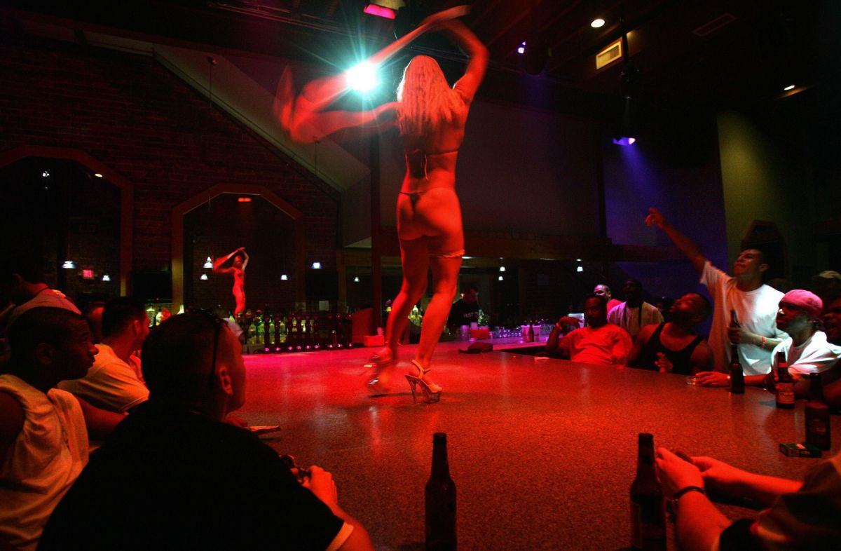 Un club de striptease quiere reabrir en Houston.