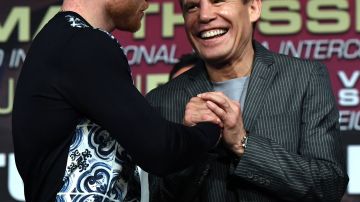 Saúl 'Canelo' Álvarez y Julio César Chávez se saludan en el Teatro KA del MGM Grand previo a la pelea de Álvarez con Julio César Chávez Jr. en 2017.