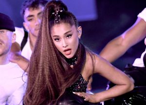 Ariana Grande y su madre consiguen una orden de alejamiento contra fan que habría intentado matarla