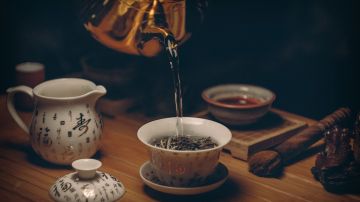 Las hojas de té revelan el pasado, presente y futuro.