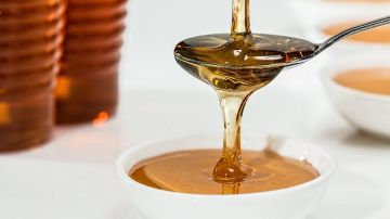 La miel contiene una bacteria llamada Clostridium botulinum, que puede llegar a ser altamente peligrosa para los bebés.
