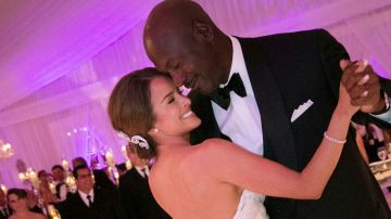 Michael Jordan y su nueva esposa, Yvette Prieto, disfrutando de su fiesta de bodas.