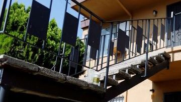 La pequeña murió en una unidad de este edificio de apartamentos de Highland Park.