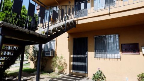 La pequeña murió en una unidad de este edificio de apartamentos de Highland Park.