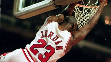 Michael Jordan realiza un mate a canasta.