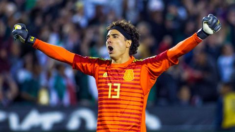 Guillermo Ochoa le rindió un homenaje al guardameta español Iker Casillas