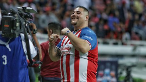 El pugil 'amenazó' a al Álvaro Morales por hablar mal de sus Chivas.