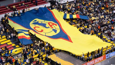 Playera gigante del América durante la final del Apertura 2019.