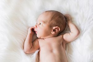¿Cómo debemos acostar a un bebé recién nacido?