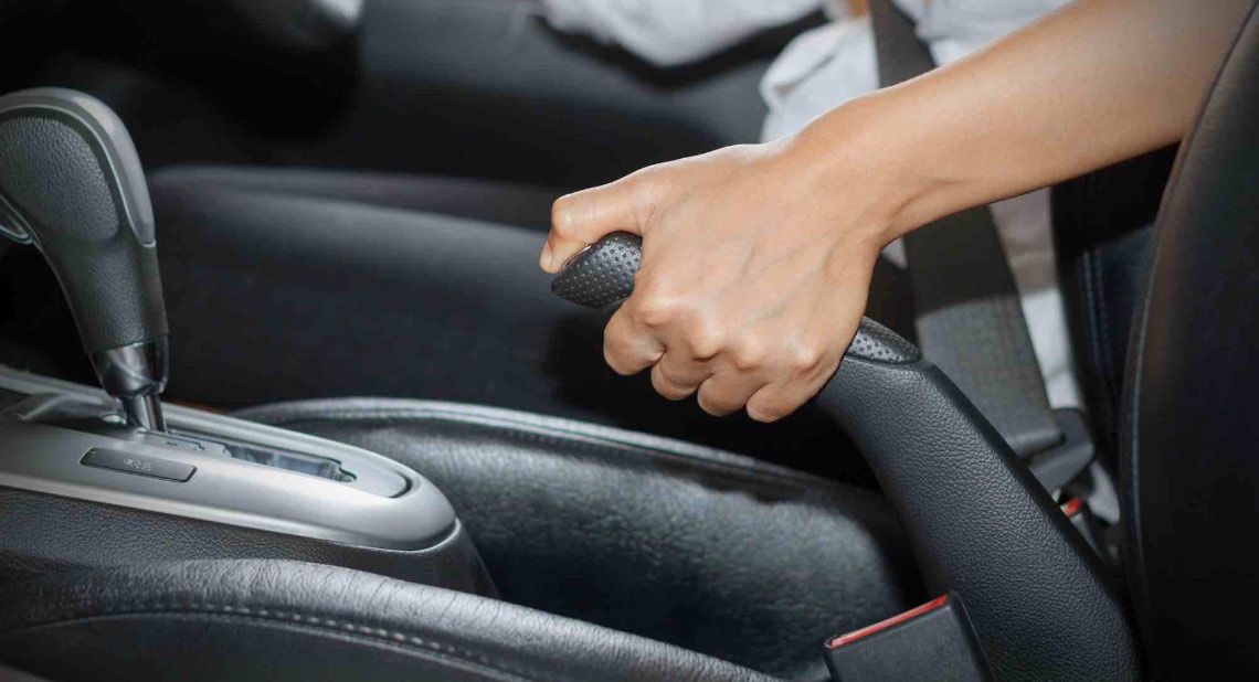 Carros freno de mano : Freno de mano de un carro: ¿En qué casos no se debe  usar? Le explicamos