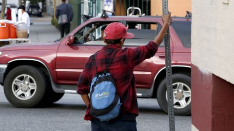 Los jornaleros, así como trabajadores de limpieza, serán parte del grupo de beneficiados.