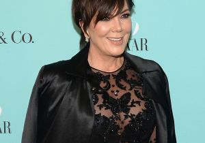 El video de Kris Jenner jugando tenis en diminuto bikini rosa que está rompiendo Instagram