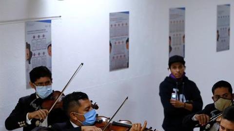 Ofrecieron serenatas a la mamás mexicanas.