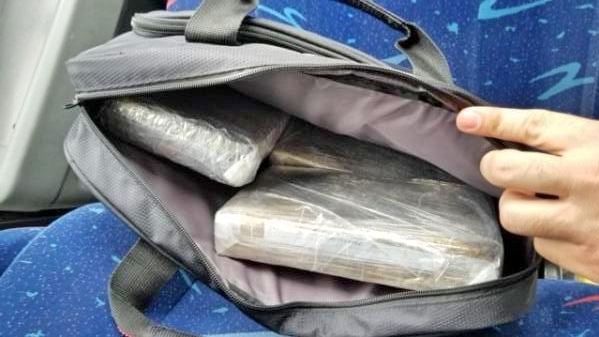 Alguien olvidó una mochila con 10 libras de cocaína en un camión de pasajeros