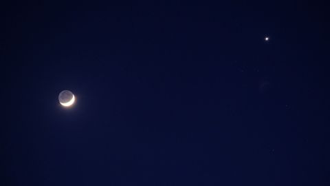 La luna y Venus conviviendo en la bóveda celeste.