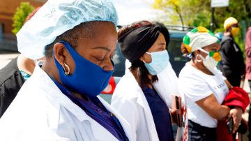 Un grupo de enfermeras hacen un minuto de silencio por el enfermero William Chan, quien murió de COVID-19, durante una manifestación organizada por la Asociación de Enfermeras del Estado, en la entrada de la prisión de Rikers Island.
