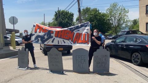 Manifestantes son desalojados de los exteriores de la cárcel de Sin Sing, en el condado de Westchester.