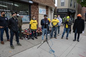 Jornaleros afectados por la COVID-19 y excluidos de ayuda estatal reciben víveres