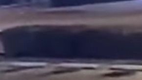 Captura del video en el que un hombre golpea a otro para robarle.