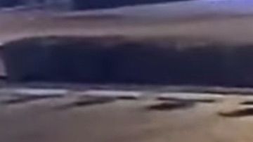 Captura del video en el que un hombre golpea a otro para robarle.