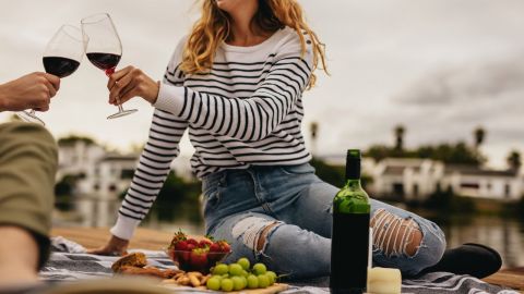 El vino tinto puede contener varios compuestos además del alcohol que podrían relajar las paredes de los vasos sanguíneos. Foto: mail272/Canva