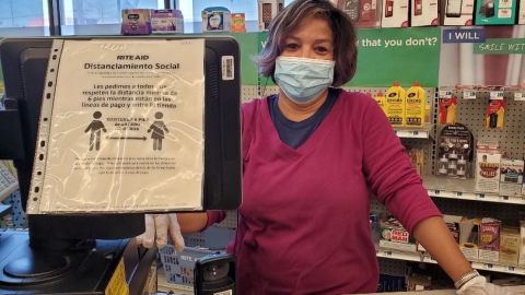 Laura Orantes, una trabajadora esencial de farmacia. (Foto Cortesía)