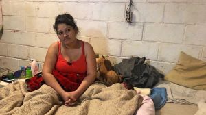 Migrantes embarazadas que permanecen en la frontera por asilo recurren a parteras