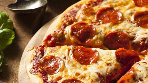 Pizza de queso con pepperoni.