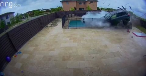 El auto, que impactó contra la piscina, atravesó todo el jardín.