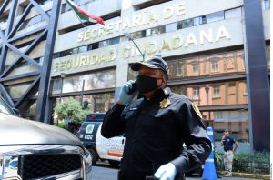 VIDEO: Policía coloca cubrebocas a detenidos tras operativo