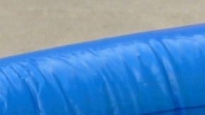 Considere comprar una piscina que se acomode en su patio y al mismo tiempo permita un poco de espacio para moverse.