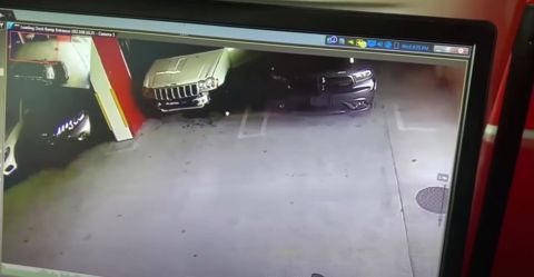 Captura de la cámara de videovigilancia, donde se ve al ladrón llevarse el automóvil.