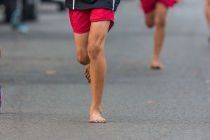¿Es mejor correr descalzo?
