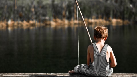 El pequeño fue a un lago con la ilusión de pescar, sin pensar lo que descubriría.