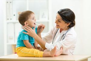 Cuáles son las diferencias entre dolor de garganta y la faringitis en los niños