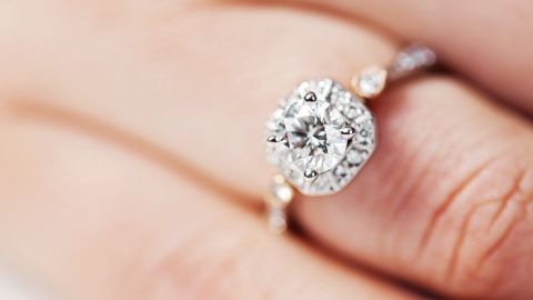 Foto ilustrativa de un anillo de diamantes.