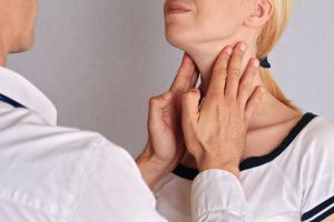 ¿Dolor de cuello y fiebre? Infección en tiroides podría ser nuevo síntoma de coronavirus