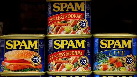 La carne se cocina una vez que ya se ha metido a las latas.