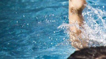 Si el agua está correctamente clorada, es imposible contagiarse de covid-19.